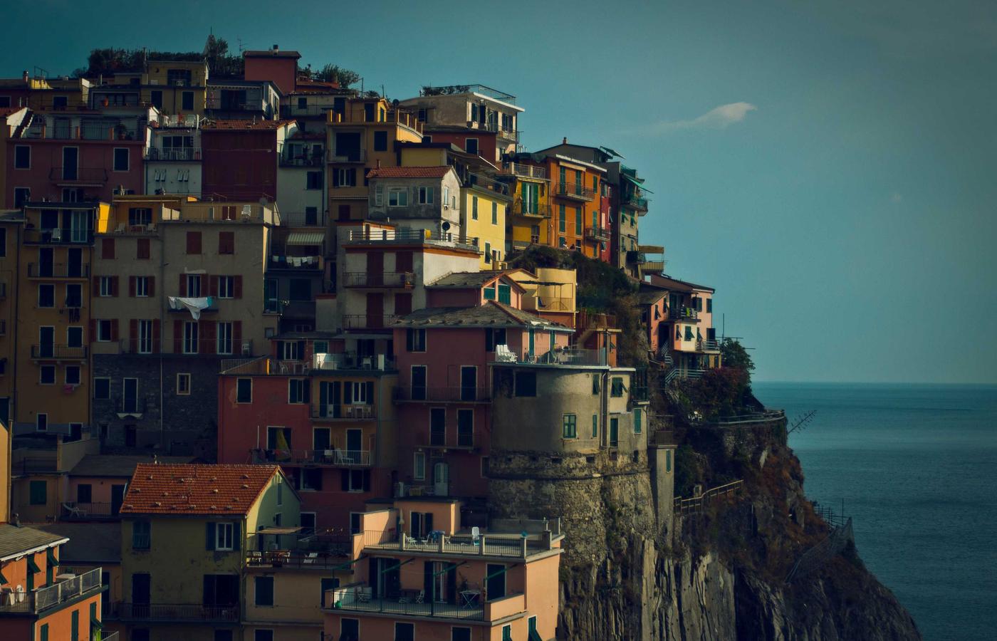 Tehnician verificând un panou solar