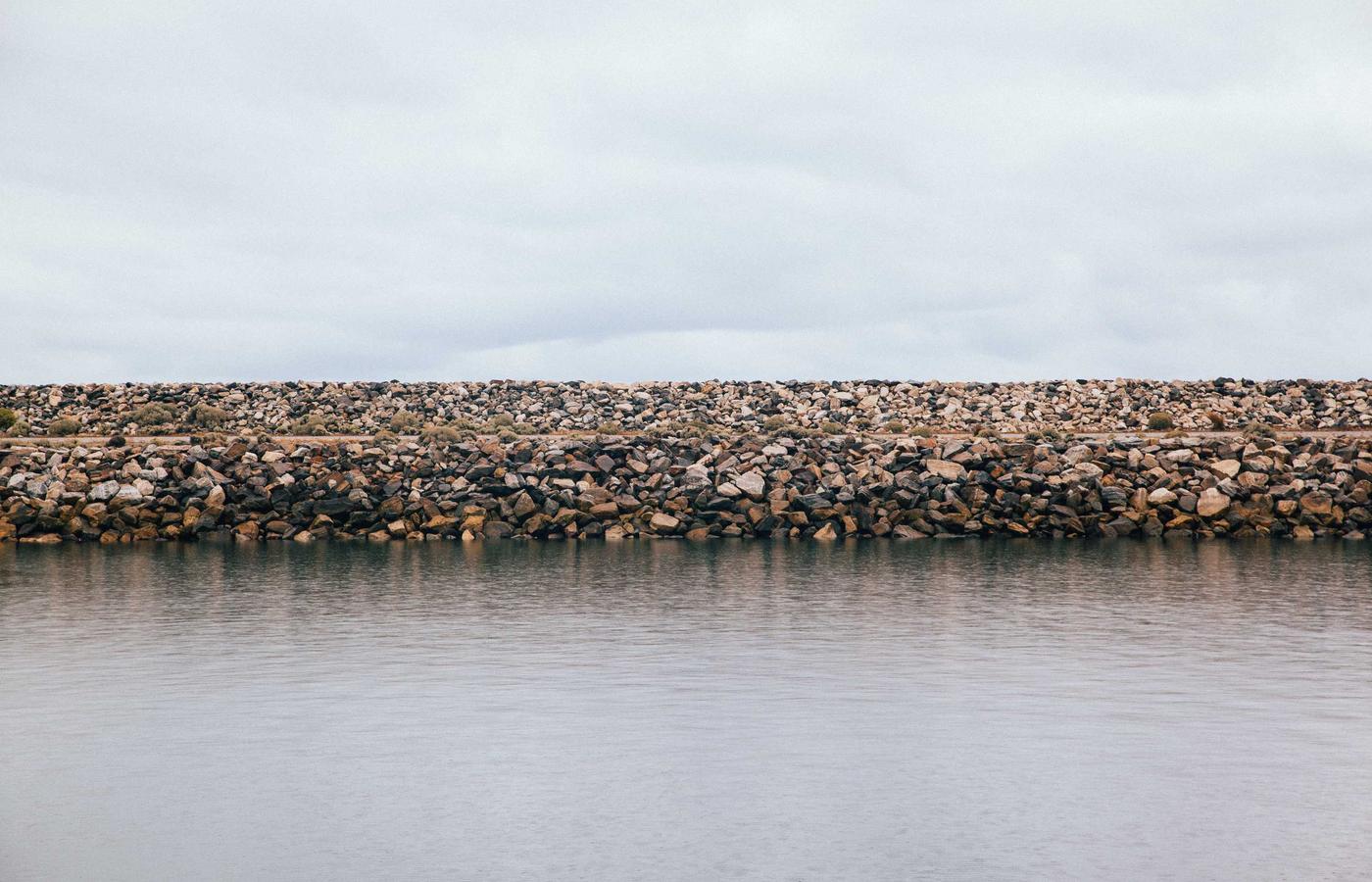 Panouri fotovoltaice instalate pe acoperișul unei case moderne