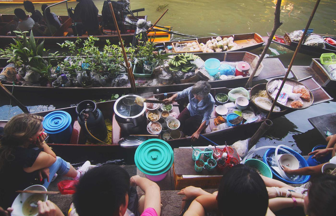 Echipă de instalatori montând panouri solare pe un acoperiș